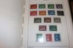 Synnerligen välfylld samling ostämplat/postfriskt 1855-1969 i Leuchtturmalbum med fickor.