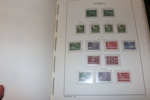 Synnerligen välfylld samling ostämplat/postfriskt 1855-1969 i Leuchtturmalbum med fickor.