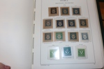 Synnerligen välfylld samling ostämplat/postfriskt 1855-1969 i Leuchtturmalbum med fickor.