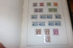 Synnerligen välfylld samling ostämplat/postfriskt 1855-1969 i Leuchtturmalbum med fickor.