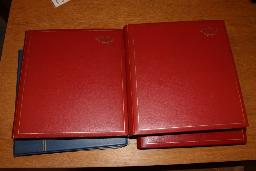 Samling 1855-1985 i tre album. Välfyllt, men utan de allra dyraste.