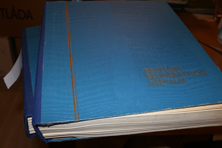 TYSKLAND/DDR. Komplett samling 1949-1990 i två tjocka Schaubekalbum med fickor. Blandat stämplat/ost/xx. Innehåller bl.a. alla block, högt katalogvärde!