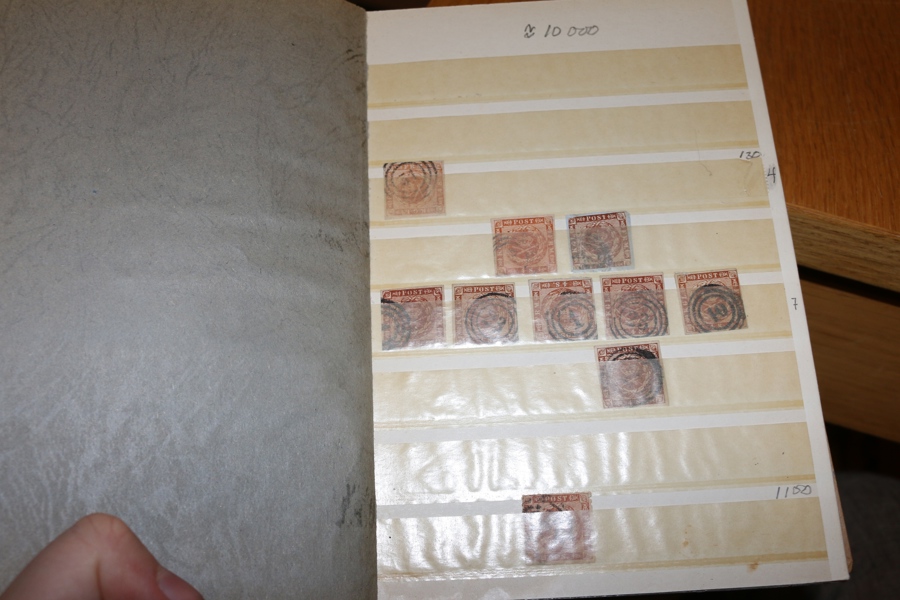 Litet insticksalbum stämplade äldre märken, från kvadrater fram till 20-talet. Facit ca 10000 kr enl inl.