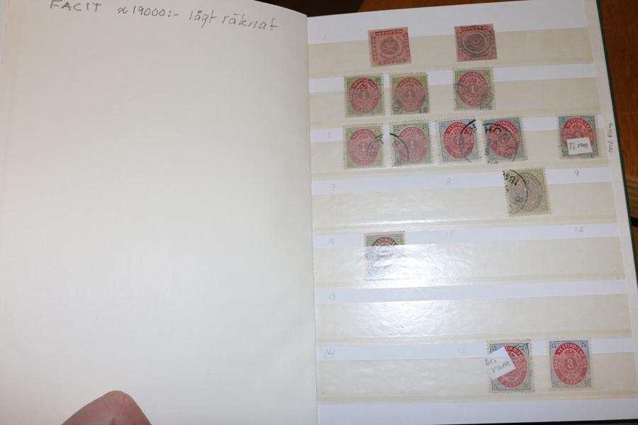 Litet insticksalbum diverse frimärken från kvadrater och framåt. Facit ca 19000 kr enl inl. Se bilder.