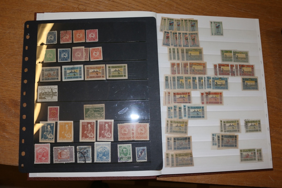 ARMENIEN+AZERBAJDJAN. Tre insticksalbum delvis glest besatta men med en del märken med höga katalogvärden - äkta? Bl.a. några provtryck enl noteringar. Säljs utan garanti i befintligt skick.