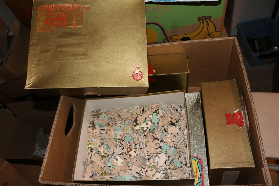 PUSSEL. Fem gamla träpussel från tidigt 70-tal, alla med 500-1500 bitar. Bl.a. fabrikat WICTORY.