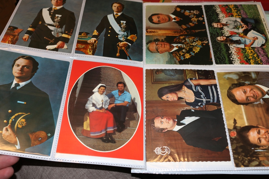 KUNGEN. Carl XVI Gustaf "från ungdomsåren till idag". 80 olika kort i en mapp.