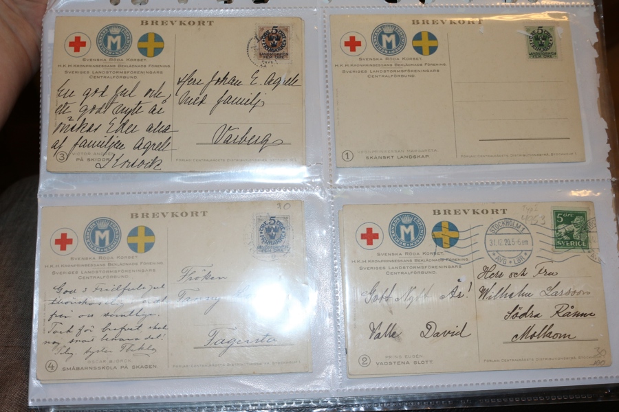 Pärm med Röda korsets m.fl. brevkort 1-12, brevmärken "På post för Sverige" på försändelser. Flera med landstormsfrimärken. Se bildexempel. Ca 50 objekt.