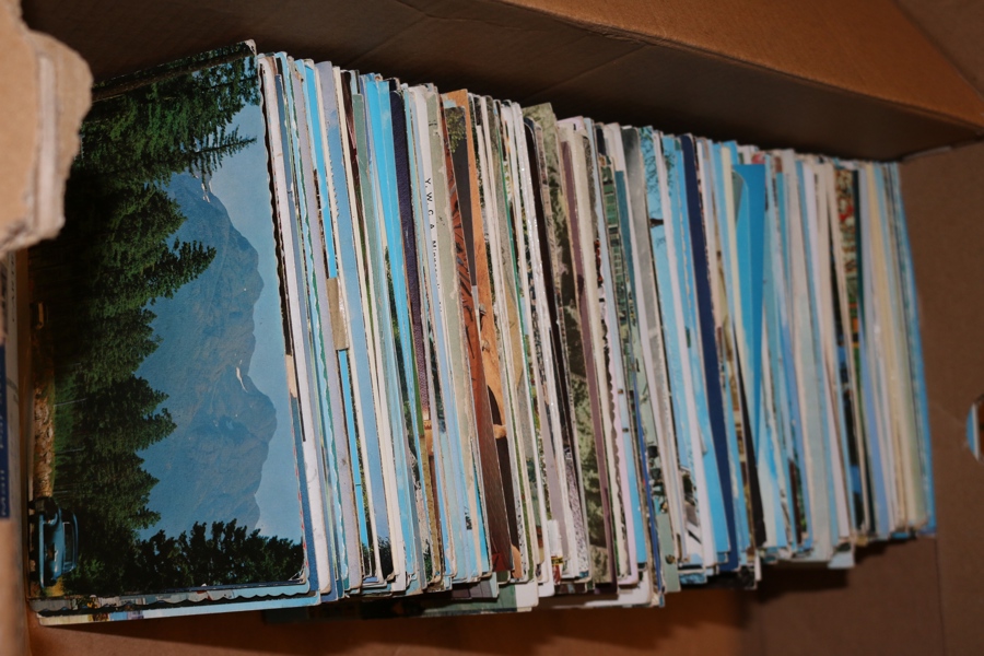 UTLAND. Ca 600 färgade kort i det mindre formatet.