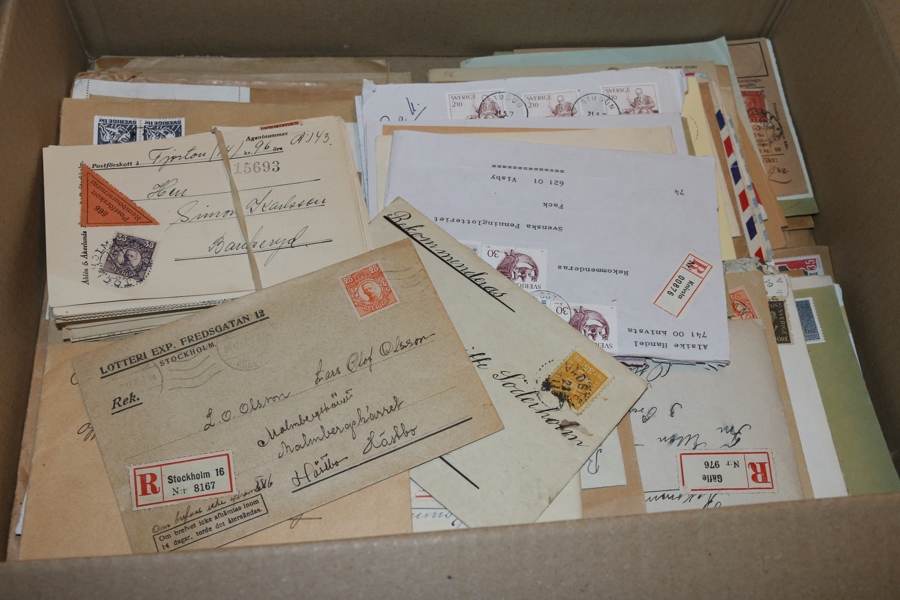 Parti äldre och modernare ass, rek, pfsk och express, totalt ett par hundra objekt i en låda. Några få är utländska.