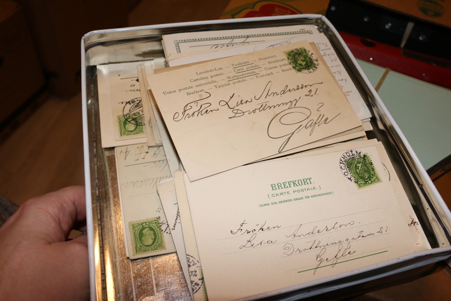 Parti äldre vykort i låda, alla från Oscar-tiden. Mer än 100 st. Blandade motiv.