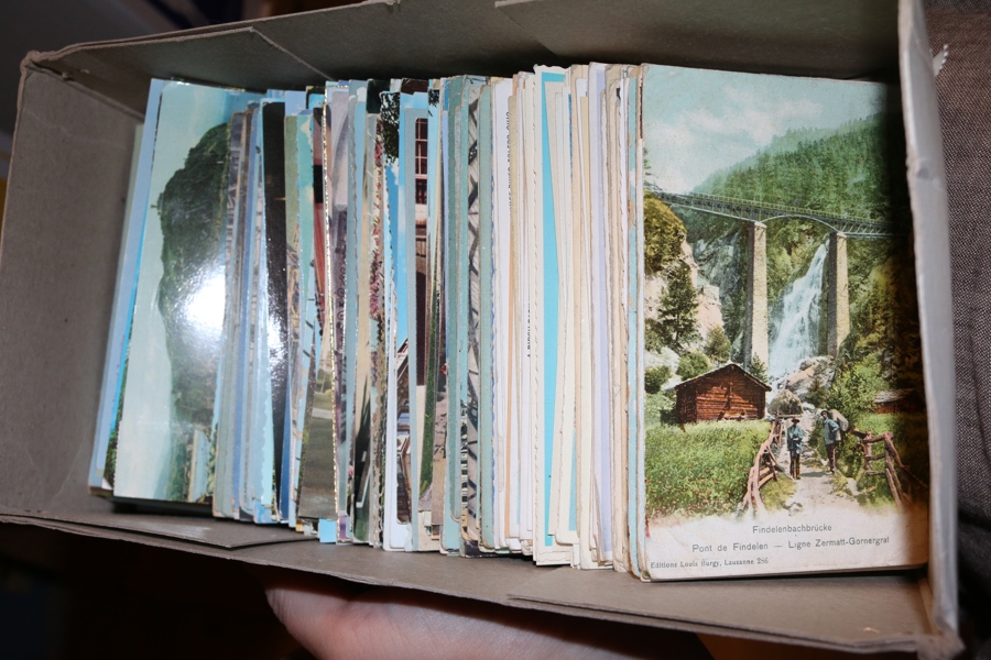 Ca 350 äldre vykort från hela världen i en skolåda. Besiktiga.