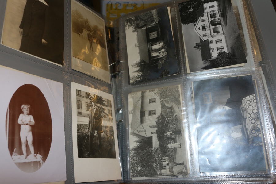 Samling privattagna foton/vykort med okända motiv och platser. Mer än hundra stycken i pärm.