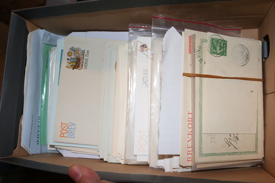 HELSAKER. En bunt äldre helsaker och ett dubblettparti postkort, kortbrev och aerogram et.c. i en skokartong.
