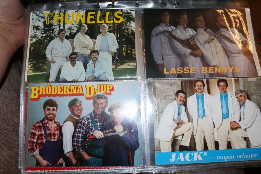 Dansband/musikgrupper. Samling med tonvikt på svenska dansband, ca 160 olika vykort i en pärm. Fascinerande tidsdokument!