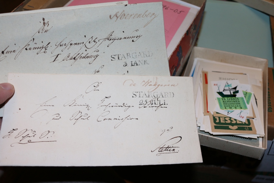 Ask med udda ting som dekaler, pins, dokument, ex libris et.c. Se bild.