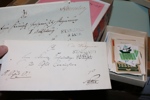 Ask med udda ting som dekaler, pins, dokument, ex libris et.c. Se bild.