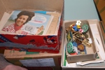 Ask med udda ting som dekaler, pins, dokument, ex libris et.c. Se bild.
