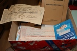 Ask med udda ting som dekaler, pins, dokument, ex libris et.c. Se bild.
