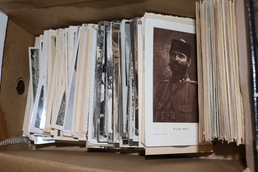 Världen. Skokartong med ca 300 svartvita vykort, alla i det mindre formatet med stor spridning på motiv. Utrop 1 kr/kort!