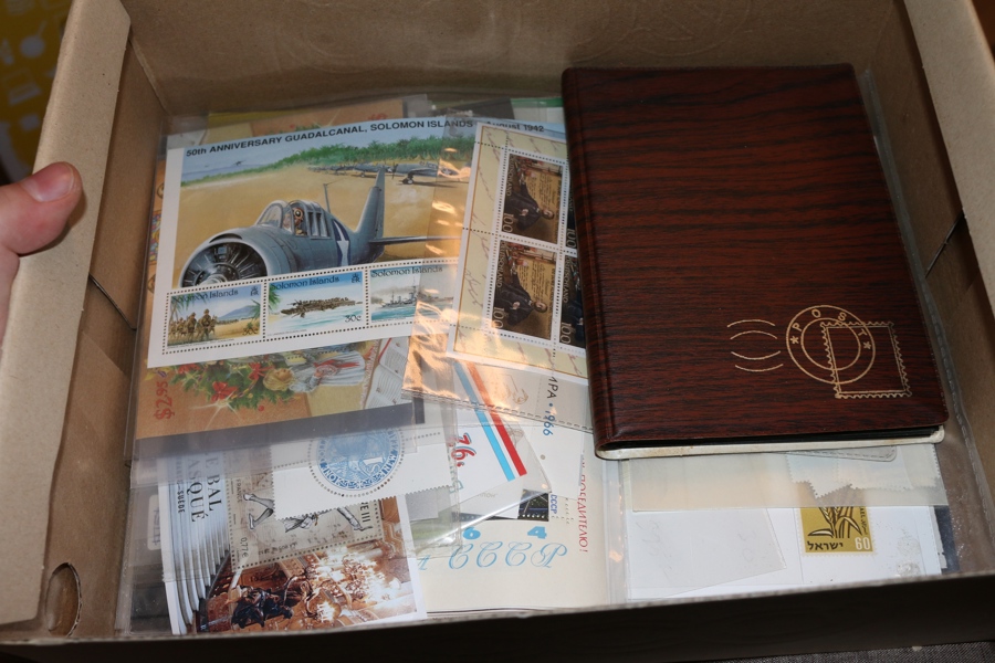 Mindre fyndlåda med postfriskt (mest) eller ostämplat från många olika länder. Se bilder.