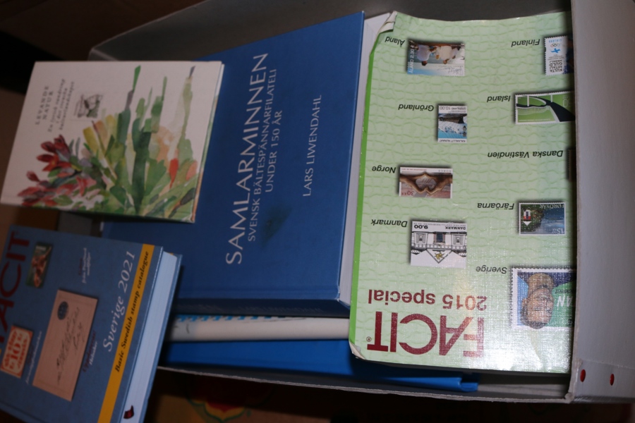 Garderobslåda blandad litteratur, bl.a. Lars Liwendahls bok "Samlarminnen" från 2024, Samlarguiden vykort (Sandström/Sloma) m.m. Se bild.