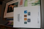 Garderobslåda blandad litteratur, bl.a. Lars Liwendahls bok "Samlarminnen" från 2024, Samlarguiden vykort (Sandström/Sloma) m.m. Se bild.