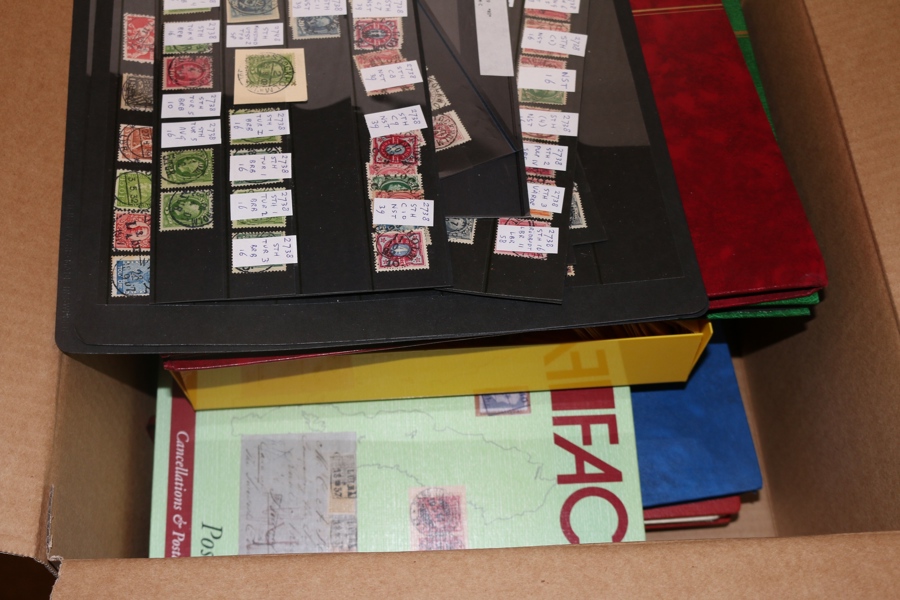 Parti svenskt material (och något Åland) i låda: