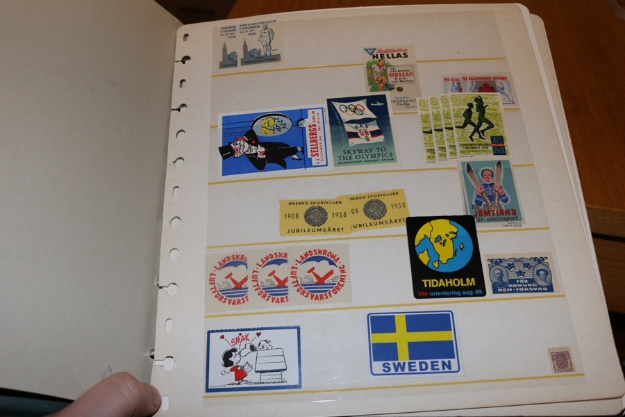 Samling reklammärken, brevmärken, utställningsmärken och liknande i tjock och välfylld visirpärm. Ser trevligt ut. Se bilder!