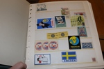 Samling reklammärken, brevmärken, utställningsmärken och liknande i tjock och välfylld visirpärm. Ser trevligt ut. Se bilder!