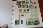 Samling reklammärken, brevmärken, utställningsmärken och liknande i tjock och välfylld visirpärm. Ser trevligt ut. Se bilder!