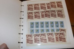 Samling reklammärken, brevmärken, utställningsmärken och liknande i tjock och välfylld visirpärm. Ser trevligt ut. Se bilder!