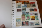 Samling reklammärken, brevmärken, utställningsmärken och liknande i tjock och välfylld visirpärm. Ser trevligt ut. Se bilder!