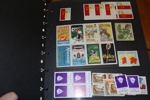 Samling reklammärken, brevmärken, utställningsmärken och liknande i tjock och välfylld visirpärm. Ser trevligt ut. Se bilder!