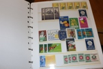 Samling reklammärken, brevmärken, utställningsmärken och liknande i tjock och välfylld visirpärm. Ser trevligt ut. Se bilder!
