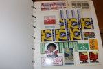 Samling reklammärken, brevmärken, utställningsmärken och liknande i tjock och välfylld visirpärm. Ser trevligt ut. Se bilder!