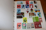 Samling reklammärken, brevmärken, utställningsmärken och liknande i tjock och välfylld visirpärm. Ser trevligt ut. Se bilder!