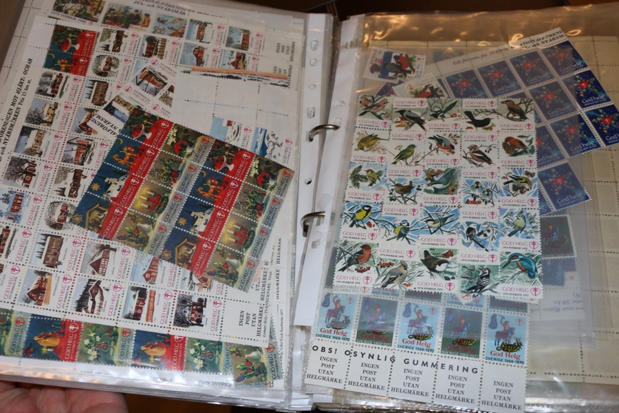 Helgmärken. Samling/parti i två pärmar varav en visirpärm. Både enstaka, arkdelar och helark förekommer och stor spridning på tidsperiod från 1904 och framåt. Massor!
