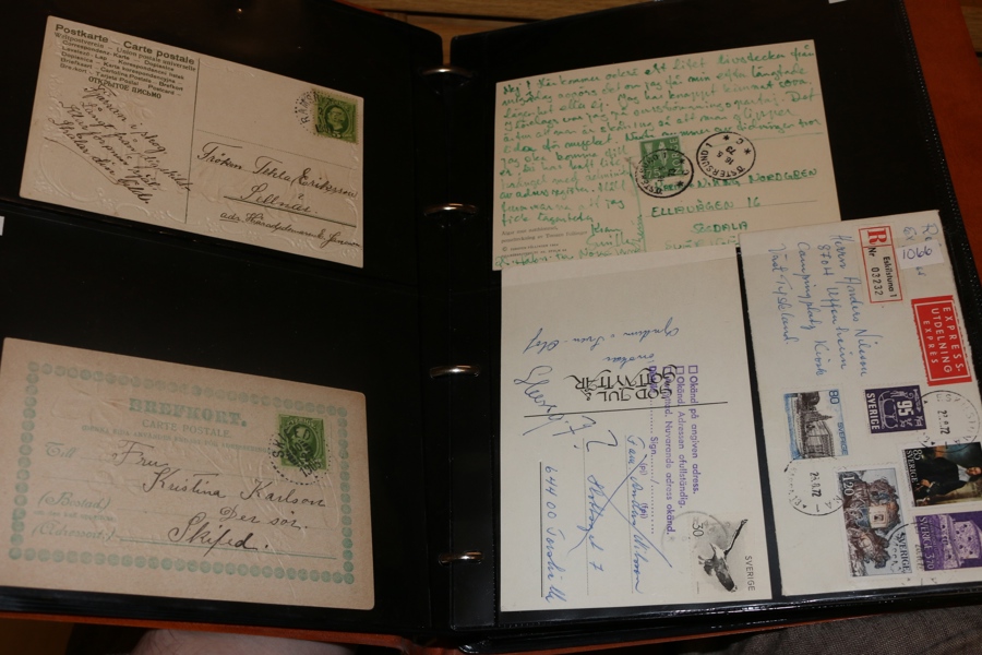 Två pärmar med diverse försändelser gammalt och nytt. Väldigt varierat parti med en del fina äldre svenska vykort, samt brev och kort från både Sverige och utlandet. Svårt att beskriva, se bilder!