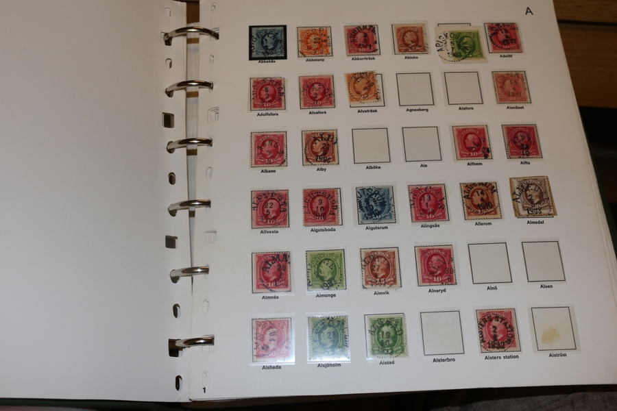 Oscar II. Välfylld samling på Filateli-Stens blad A-Ö. Uppskattningsvis 2400 olika orter läsbart-prakt. Ej genomgånget av mig på bättre stämplar, men lite bättre borde finnas med tanke på mängden!