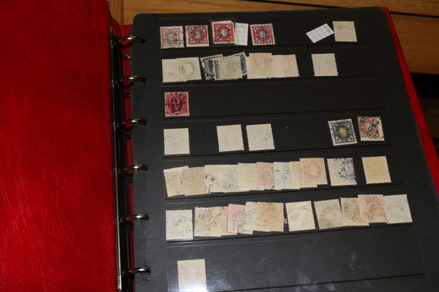 Visiralbum avarter och varianter. Varierat innehåll med felskurna märken, prickar och fläckar, plåtsprickor, spegeltryck m.m. Intressant studieobjekt.