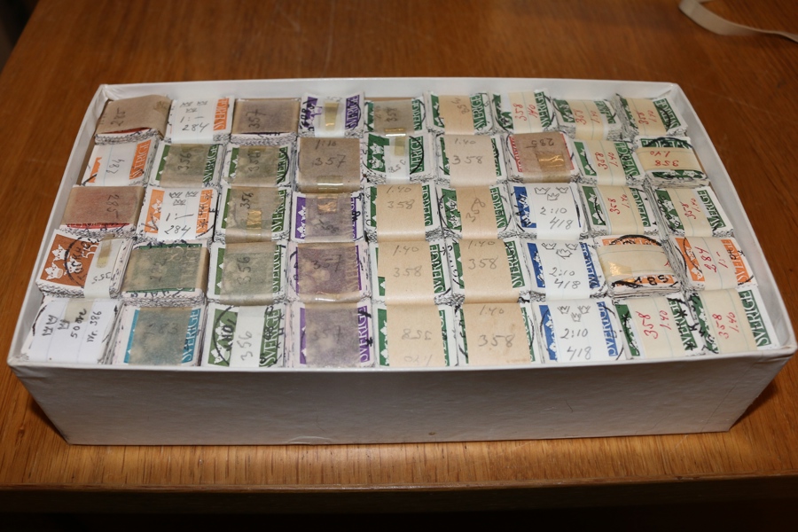 Buntar Tre Kronor. Låda med ca 180 hundrabuntar Tre Kronor, vilket borde motsvara ca 18000 frimärken! Stämplar?