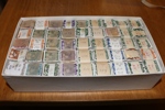 Buntar Tre Kronor. Låda med ca 180 hundrabuntar Tre Kronor, vilket borde motsvara ca 18000 frimärken! Stämplar?