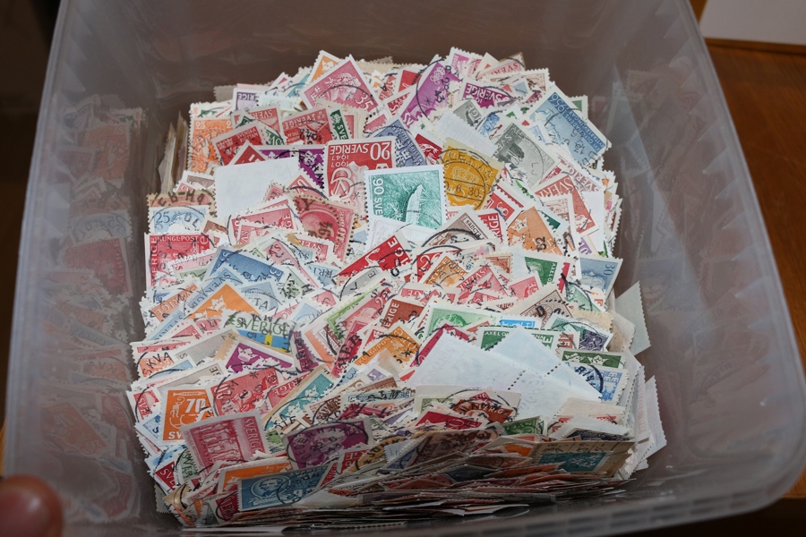 Plastlåda tvättade frimärken med minst läsbara ORTSTÄMPLAR. Ser ut att finnas även vackra ex. Bruttovikt med lådan 384 g.