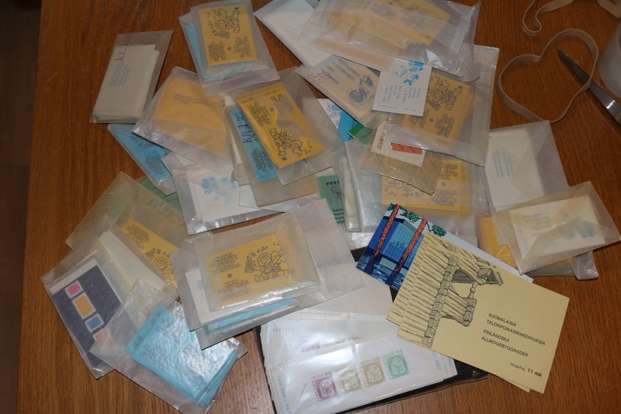 Stort parti finska häften, ogenomgånget i detalj men ser ut att vara från 1900-talet. Se bilder!
