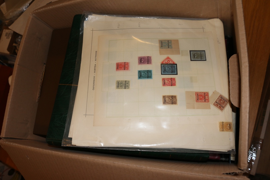 Flyttlåda blandat innehåll, bl.a. samling Tyskland i tjockt album, restsamling HV i stort album, Kanada, Tyskland och Österrike. Även ett fint Leuchtturmalbum Danmark (utan fickor).