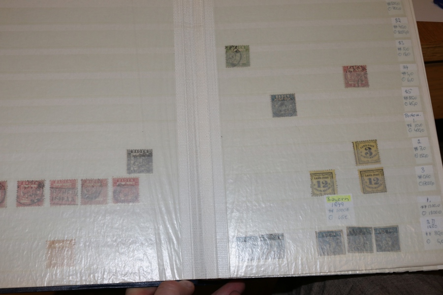 TYSKLAND/TYSKA STATER. Tjockt insticksalbum med ett lagerparti framför allt Bayern, men även en del övriga stater. Blandad kvalitet. Se bildexempel!