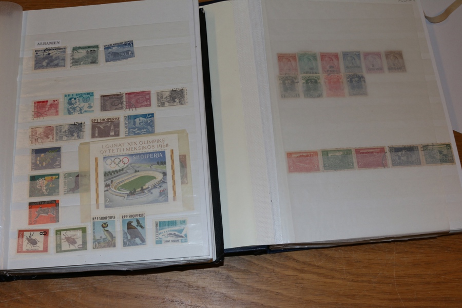 EUROPA. Två tjocka insticksalbum med avsnitt/partier från många länder, mycket Östeuropa med Polen, Tjeckoslovakien, Ungern, Balkan, Albanien m.m. men även Belgien och Danmark, för att nämna något.