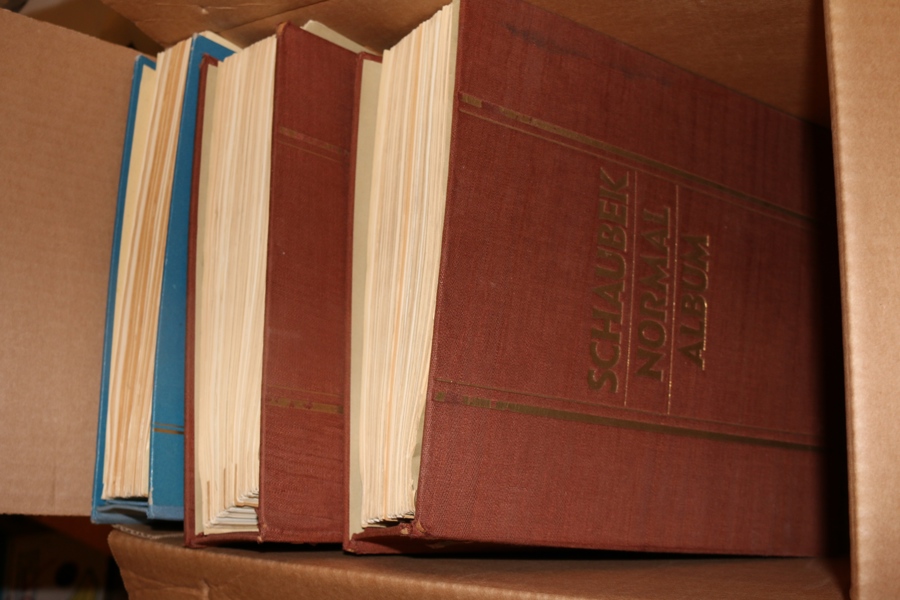 Hela världen. Samling i tre decimetertjocka album med tusentals frimärken, både gammalt och nytt. Inget Europa. Bland annat omfattande Afrika och Amerika, Australien och en del Asien.