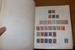 Hela världen. Samling i tre decimetertjocka album med tusentals frimärken, både gammalt och nytt. Inget Europa. Bland annat omfattande Afrika och Amerika, Australien och en del Asien. 